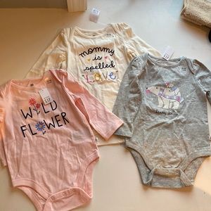 Gap NWT 12-18mo onesies (pack of 4)
